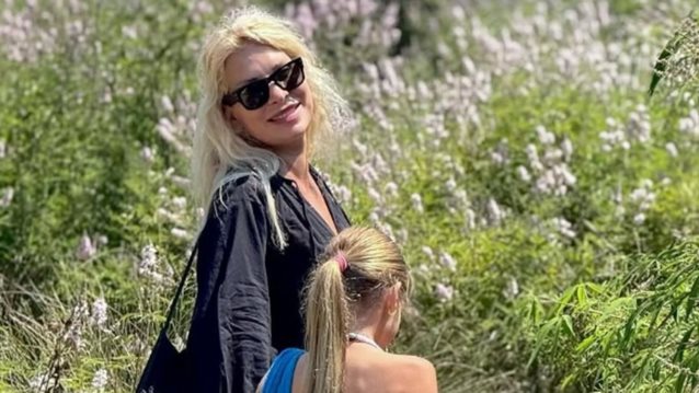 Η Ελένη Μενεγάκη ποζάρει με τη Μαρίνα Παντζοπούλου και της εύχεται για την ονομαστική της γιορτή