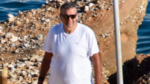 Περήφανος μπαμπάς ο Γιώργος Λιάγκας | Δείτε τον γιο του να βουτά στη θάλασσα τα Χριστούγεννα