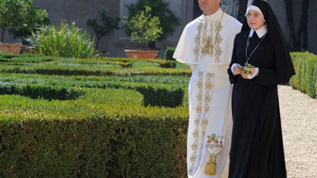 Jude Law: Τα κόκκινα παπούτσια του στο Young Pope λένε μια ιστορία από μόνα τους