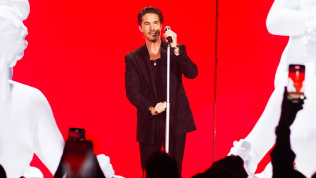 Αντέδρασε ο Νίκος Οικονομόπουλος για το πανέρι με λουλούδια που τον χτύπησε στο πρόσωπο