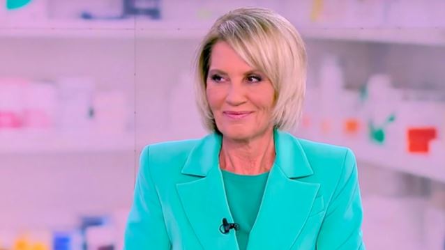 Η πρώτη επίσημη εμφάνιση της Άννας Κανδύλη στον ΣΚΑΪ - Το καλωσόρισμα της Σίας Κοσιώνη