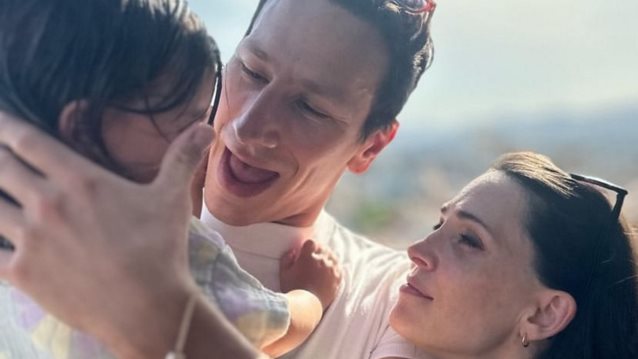 Ο Μιχάλης Σαράντης φωτογραφίζει την κόρη του στην πιο τρυφερή εικόνα