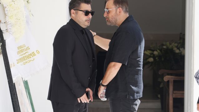 Συγκινεί ο Λάμπρος Κωνσταντάρας με στιγμιότυπο από τον τάφο του πατέρα και του παππού του: &quot;Πείτε τα εκεί πάνω&quot;