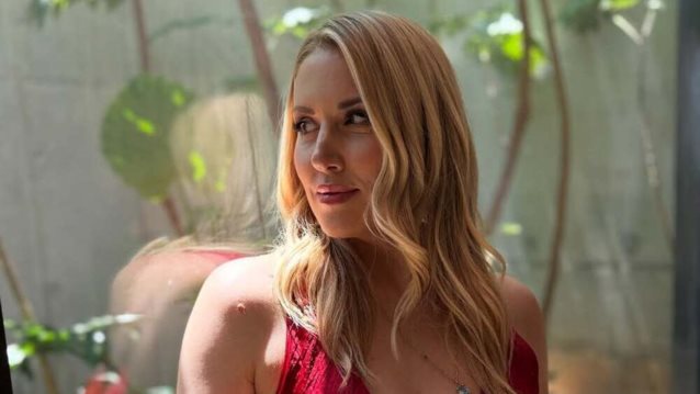 Η Φωτεινή Πετρογιάννη με το ιδανικό κόκκινο φόρεμα από τη Massimo Dutti - Θα το βρεις σε έκπτωση