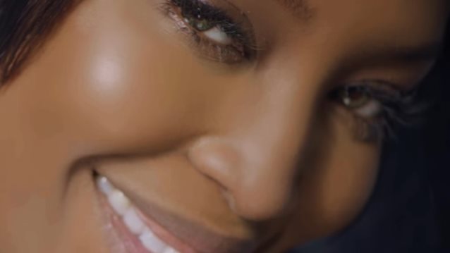 Naomi Campbell: Η νέα της συλλογή εσωρούχων είναι πιο σέξι από ποτέ (βίντεο)