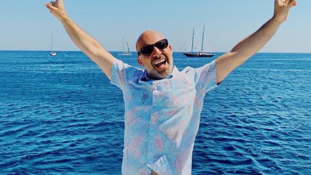 Νίκος Μουτσινάς: Πώς του ευχήθηκαν οι διάσημοι φίλοι του για τα γενέθλιά του;