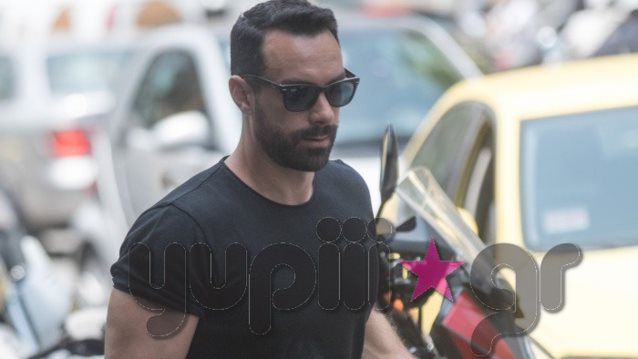 Σάκης Τανιμανίδης: Σε καθημερινές στιγμές στο Κολωνάκι! Δείτε τις φωτογραφίες