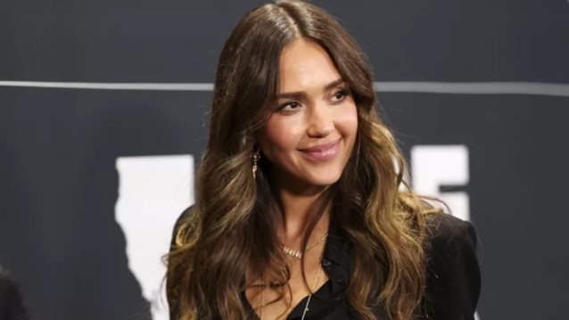 Jessica Alba &amp; Danny Ramirez | Tο δημόσιο φιλί που επιβεβαίωσε πως είναι ζευγάρι