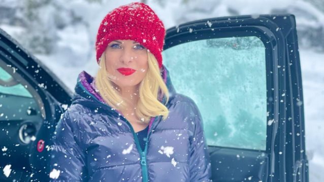 Πιο εντυπωσιακή από ποτέ η Ελένη Μενεγάκη φωτογραφίζεται στο χιόνι μετά το τέλος της εκπομπής της