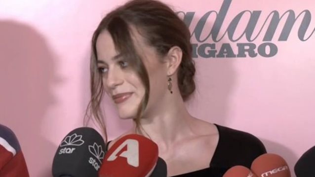 Η Γαία Μερκούρη σε μια δημόσια εμφάνιση με μαγιό