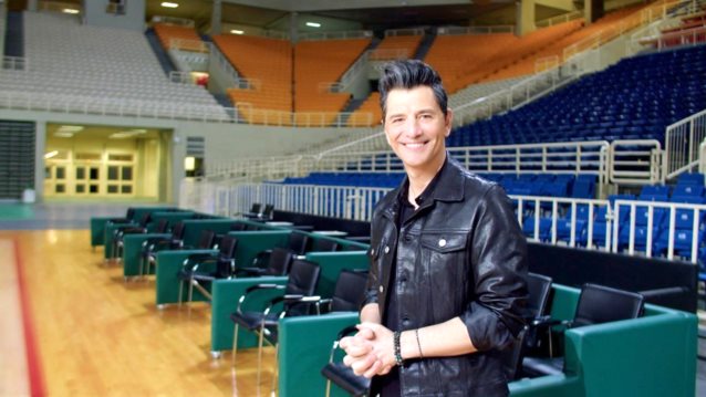 Ο Σάκης Ρουβάς έγινε ξανά viral: "Αυτά συμβαίνουν όταν με αφήνουν μόνο μου στο στούντιο"