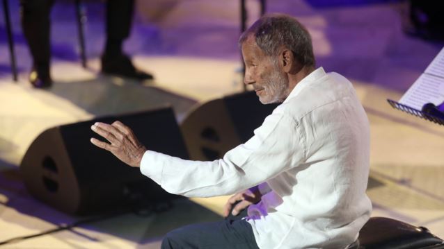 Σταύρος Ξαρχάκος | Αγκαλιά με τα δίδυμα παιδιά του στη σκηνή του Ηρώδειου