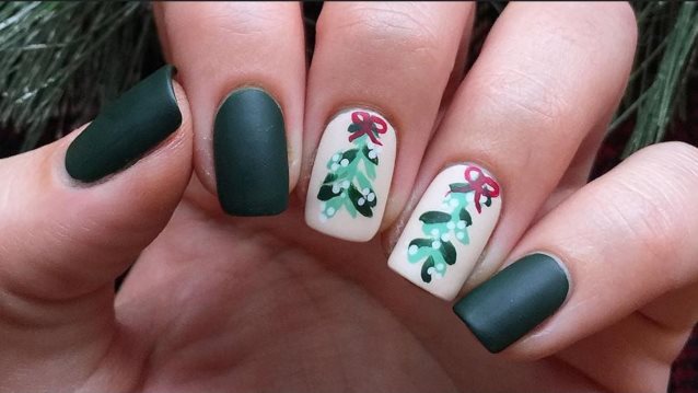 Christmas nails : 10 εύκολα γιορτινά μανικιούρ που θα σε βάλουν κατευθείαν σε χριστουγεννιάτικο mood

