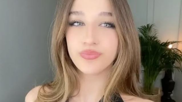 Με κόκκινο κραγιόν και sparkly σακάκι η Αναστασία Ρουβά | Η solo εμφάνιση της 16χρονης