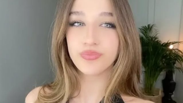 Με κόκκινο κραγιόν και sparkly σακάκι η Αναστασία Ρουβά | Η solo εμφάνιση της 16χρονης