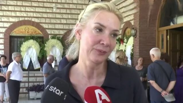 Λύγισε η Μαρία Νικόλτσιου στην κηδεία της Ηρούς Καριοφύλλη: "Ένα μεγάλο κομμάτι της νιότης μας φεύγει σήμερα"