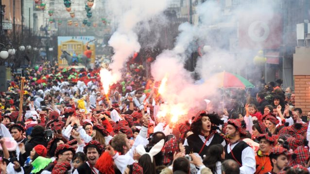 Άρση μέτρων: Κληρώνει σήμερα για τα καρναβάλια - Επιστρέφουν οι όρθιοι στα μπαρ και οι σχολικές εκδρομές