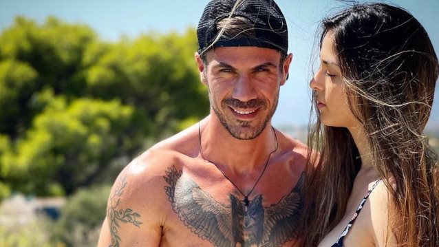 Άκης Πετρετζίκης | Φωτογραφίζει τη σύζυγό του αγκαλιά με την κόρη τους, λίγες ώρες μετά τη γέννησή της