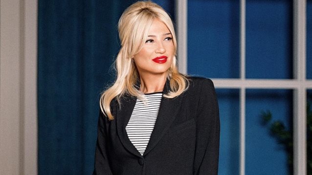 Η Φαίη Σκορδά φόρεσε το κοστούμι στην πιο chic απόχρωση του