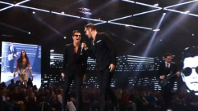 Σάκης Ρουβάς - Κωνσταντίνος Αργυρός | Ξεσήκωσαν το κοινό του &quot;Μadwalk 2022&quot; με το νέο τους ντουέτο