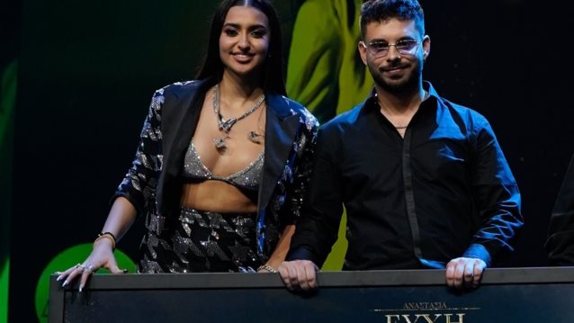 Εκατομμύρια streams στο Spotify, εκατομμύρια views στο Youtube | Ποιος είναι ο άνθρωπος πίσω από τα τραγούδια που τραγουδάει όλη η Ελλάδα σήμερα;