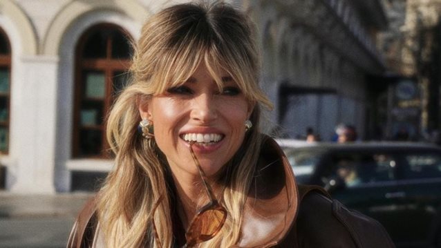 Η Βάσια Κωσταρά με τη ροζ καμπαρντίνα που θα σε κάνει να ξεχάσεις την κλασική μπεζ