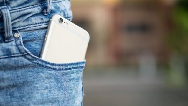 Γιατί δεν πρέπει να βάζεις το κινητό στην τσέπη: Νέα έρευνα σε ενημερώνει!