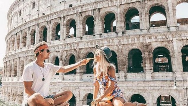 To ζευγάρι που πληρώνεται για να ταξιδεύει: Καλή φάση, έτσι;