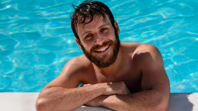 Eye Candy | Ο Γιώργος Μπένος μόνο με το μαγιό του