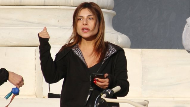 Η Ελευθερία Ελευθερίου σε paparazzi στιγμές πριν αναχωρήσει για το Survivor