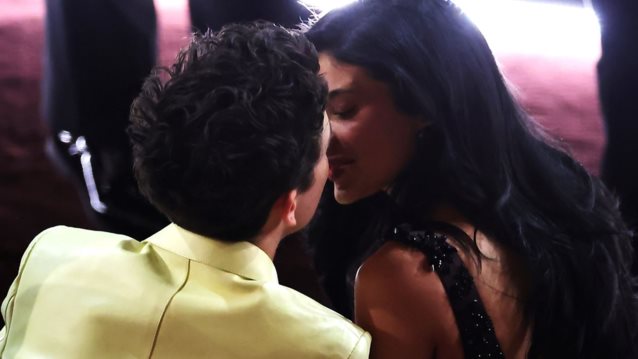 Timothée Chalamet &amp; Kylie Jenner | Το τρυφερό φιλί τους πριν από τα Oscars 2025