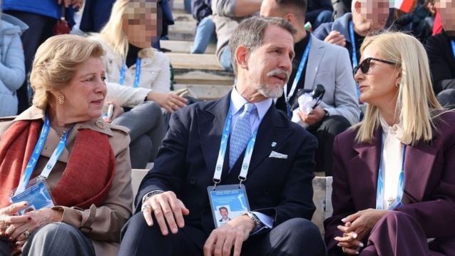 Ο Παύλος Ντε Γκρες ανάμεσα στην Άννα Μαρία και τη Marie Chantal στο Καλλιμάρμαρο