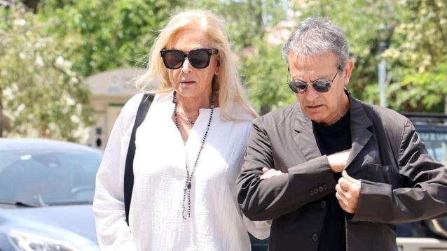 Αμήχανη στιγμή on camera για το Γιώργο Νταλάρα - Η Άννα Νταλάρα τον απομακρύνει για αποφύγει τις δηλώσεις