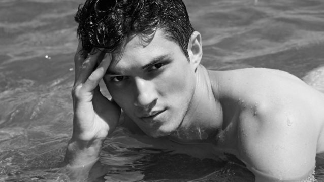 Eye candy | Ο πρωταγωνιστής της σειράς &quot;Συμπέθεροι απ&#39; τα Τίρανα&quot; ποζάρει ημίγυμνος στο χιόνι