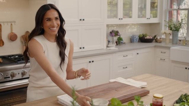 &quot;Εκτός πραγματικότητας&quot; η Μέγκαν Μαρκλ - Σκαλίζει τον κήπο της με Hermes mules