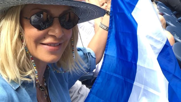 Άννα Βίσση: Απίστευτο! Δέχθηκε παρατήρηση επειδή κρατούσε την ελληνική σημαία σε αγώνα του Στέφανου Τσιτσιπά