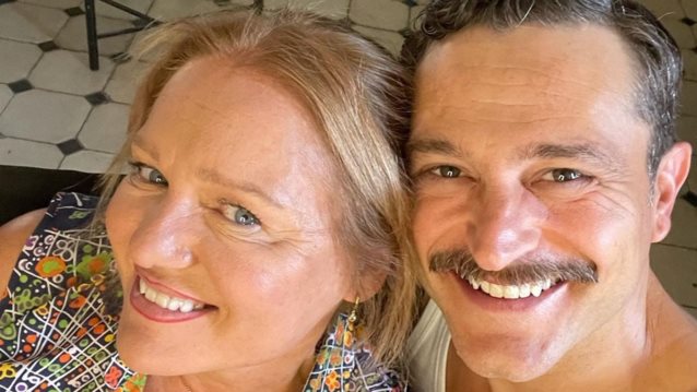 Ο Γιώργος Καραμίχος ποζάρει με την Μαρία Καβογιάννη στα γυρίσματα της σειράς &quot;Μια νύχτα του Αυγούστου&quot;