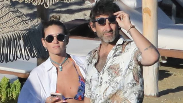 Αθηνά Οικονομάκου και Φίλιππος Μιχόπουλος για τις βουτιές τους στη Μύκονο