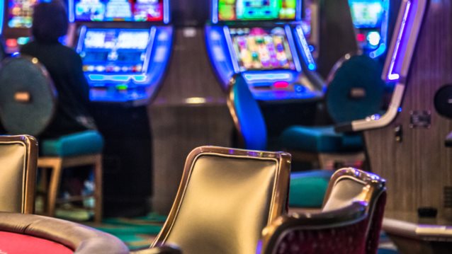 Guess Who!: Σταρ της πίστας «αιχμάλωτος» του τζόγου!