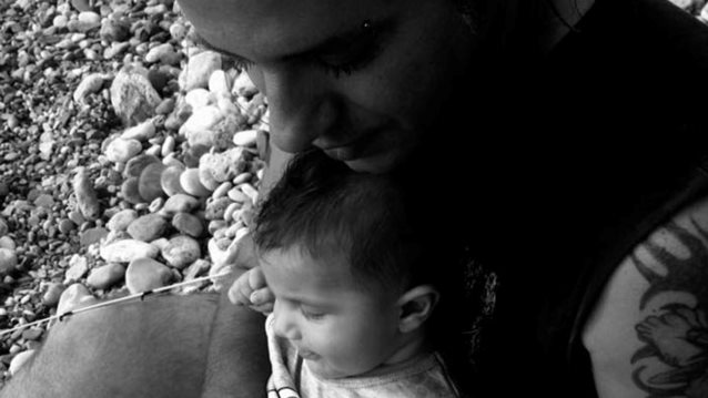 Δημήτρης Κογιαλάς: Στην παραλία με τον τεσσάρων μηνών γιο του: Φωτογραφίες