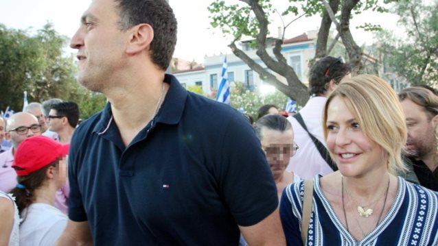 Τζένη Μπαλατσινού &amp; Βασίλης Κικίλιας: Η τρυφερή φωτογραφία στην θάλασσα