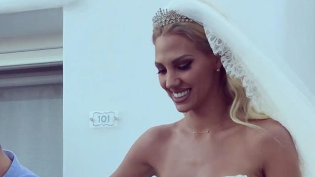 Σάσα Μπάστα: Παντρεύτηκε στη Μύκονο με τον Δημήτρη Κουσαθανά