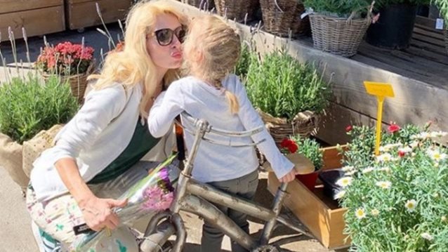 Η Ελένη Μενεγάκη ποζάρει με την μικρή Μαρίνα και της εύχεται για την ονομαστική της γιορτή