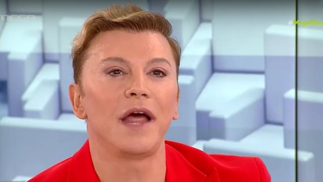 O Τάκης Ζαχαράτος προσφέρει σοκολατάκια ως... Ντόρα Μπακογιάννη