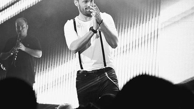 Κωνσταντίνος Αργυρός: Μόνο στο Yupiii: Δείτε τον μαζί με τον Ρέμο στη σκηνή της «χρυσής» συναυλίας στο Nammos