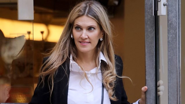 Εντελώς διαφορετική η Εύα Καϊλή: Η σπάνια εμφάνισή της στο Ψυχικό, αφού ψήφισε στις εκλογές του ΠΑΣΟΚ