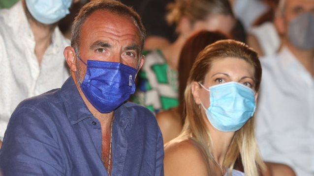 Ο Νίκος Αλιάγας σε σπάνια δημόσια εμφάνιση με τη σύζυγό του, Τίνα Γρηγορίου