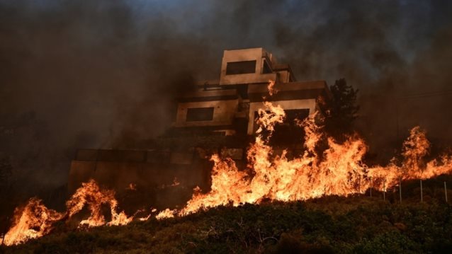 Πύρινη κόλαση στην Αλεξανδρούπολη: Εκκενώθηκαν 8 οικισμοί και το νοσοκομείο τη νύχτα - Εκρήξεις στο πεδίο βολής