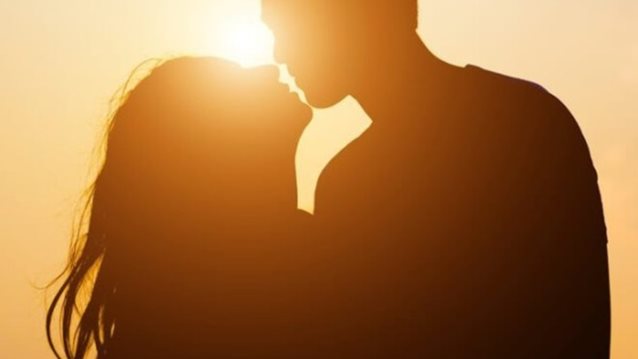 Με θέλει άραγε; : 18 σημάδια της γλώσσας του σώματος ενός άντρα που αποκαλύπτουν ότι σε θέλει
