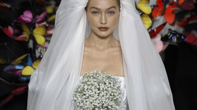 Μήπως αυτό είναι τελικά το πιο ωραίο νυφικό που έχουμε δει;: Πρέπει να δεις αυτή την εμφάνιση από την πασαρέλα